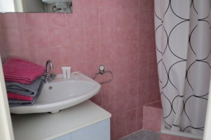 Room 10 of 65