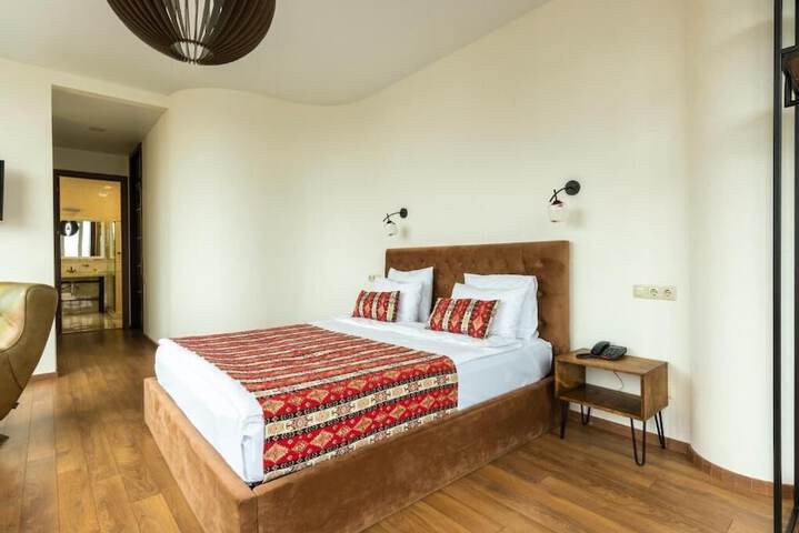 Room 4 of 95