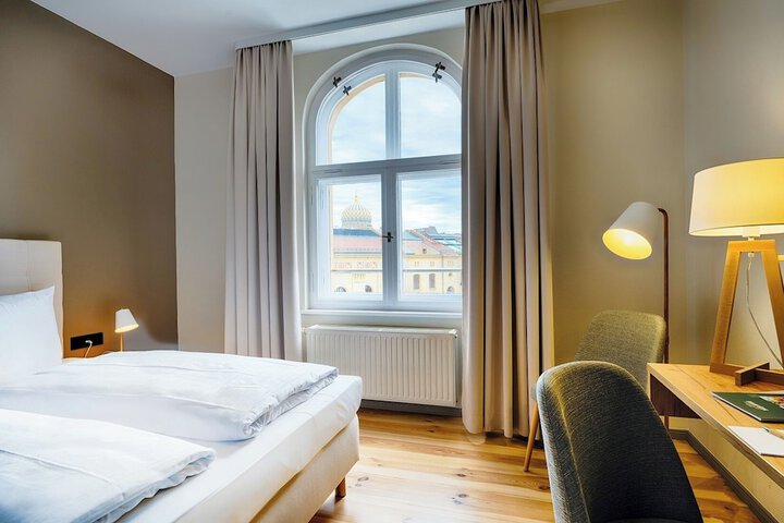 Room 10 of 25