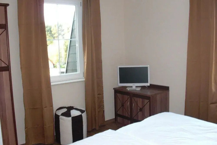 Room 4 of 16