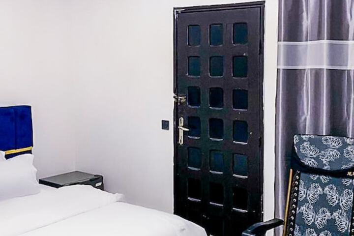 Room 4 of 28