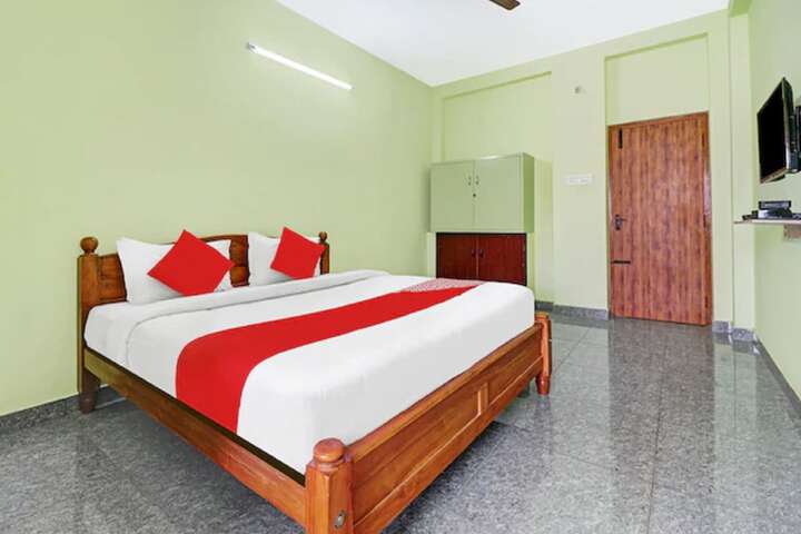 Room 4 of 8