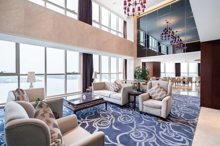 Lounge 106 of 143