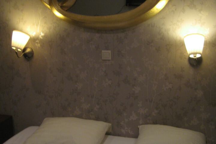 Room 4 of 5