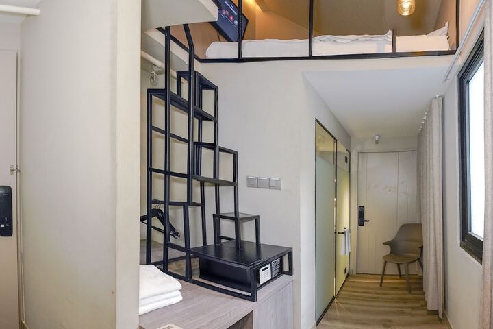 Room 42 of 85