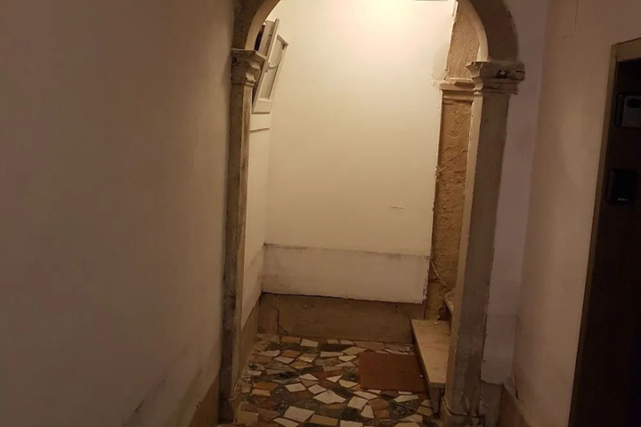 Room 10 of 18