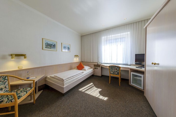 Room 8 of 38