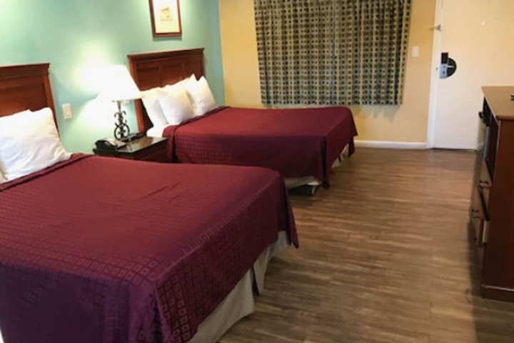 2 Queen Beds Beds Deluxe Room (11 of 12)