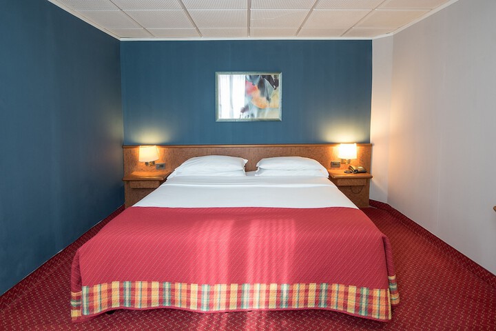Room 8 of 40