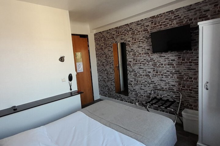 Room 8 of 50