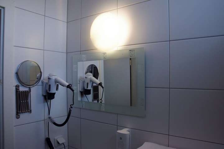 Room 7 of 9