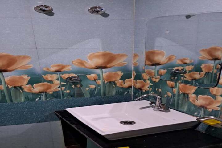 Room 13 of 28