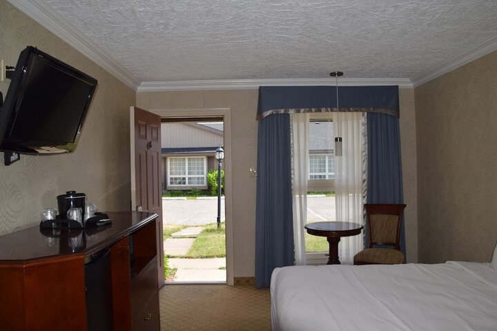 Room 4 of 12