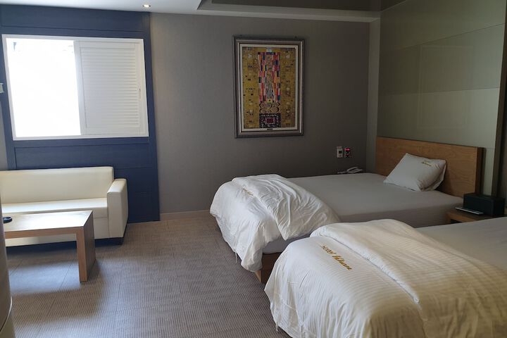 Room 8 of 13