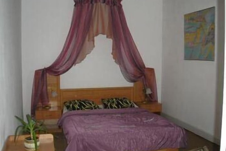 Room 10 of 33