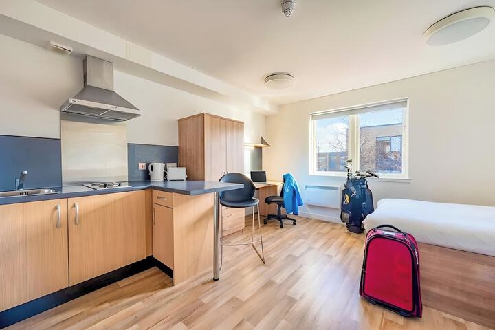 Room 4 of 16