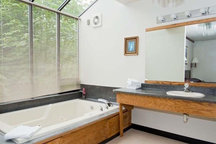 Deep soaking bathtub
