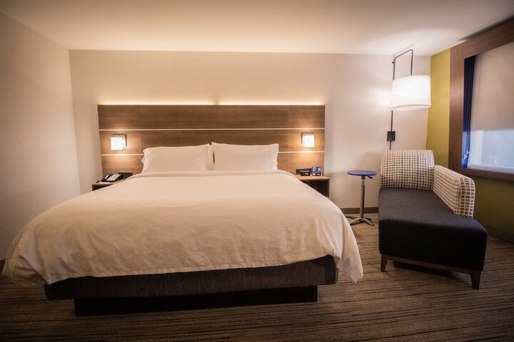 1 King Bed (13 of 14)