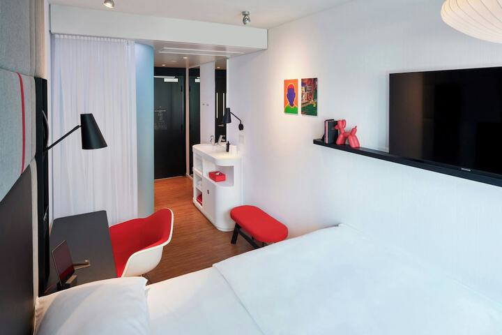 Room 9 of 26