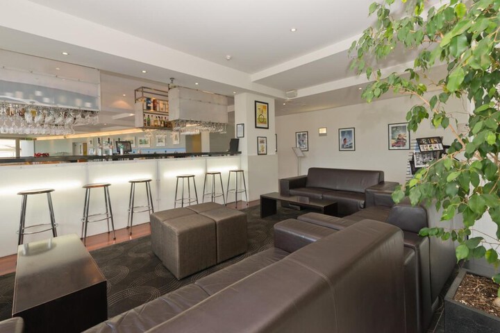Lounge 23 of 35