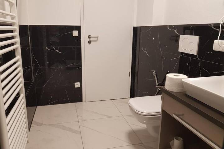 Room 6 of 11