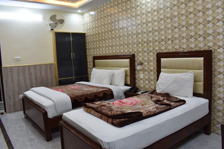 Room 11 of 28