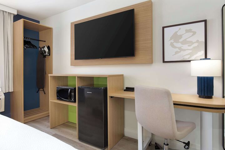 Room 5 of 28