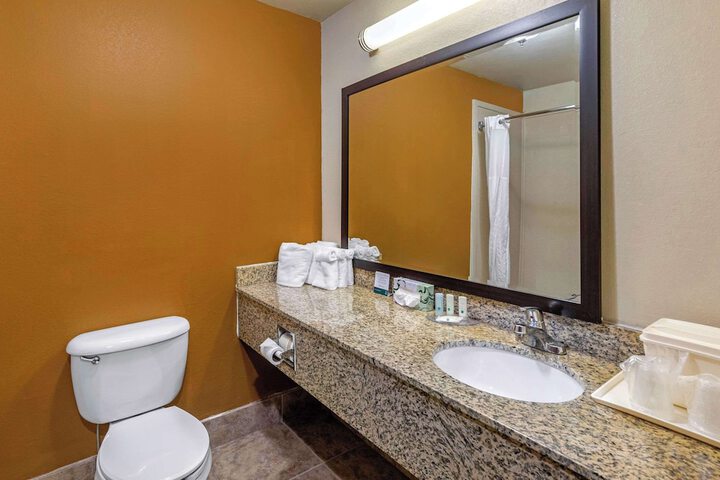 Suite 2 Queen Beds (2 of 26)