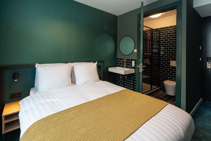 Room 4 of 17