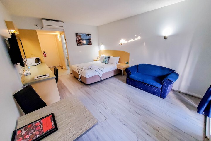 Room 13 of 100