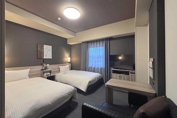 Room 12 of 27