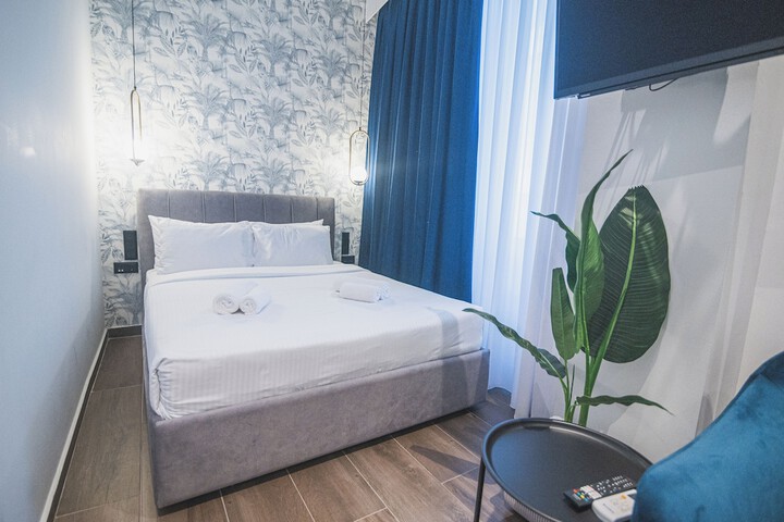 Room 9 of 37