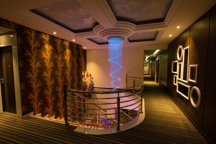 Ballroom/Hall 14 of 15