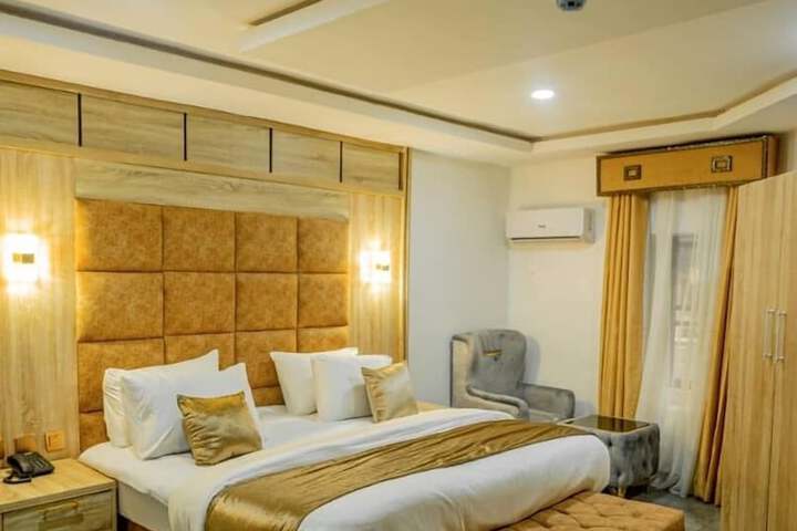 Room 4 of 25