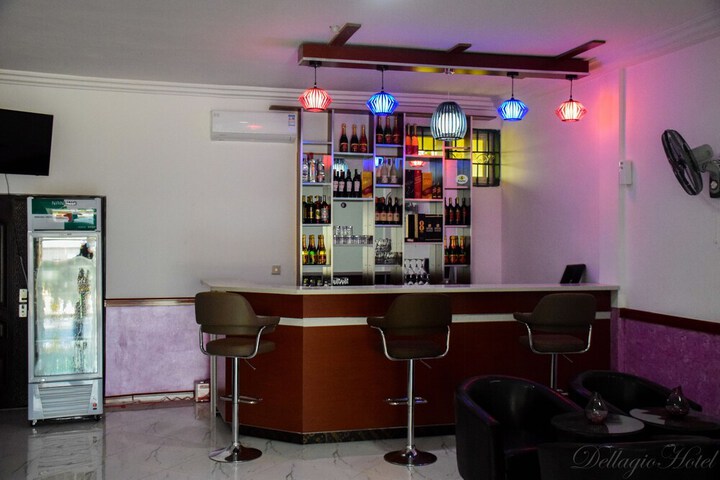 Lounge 31 of 39