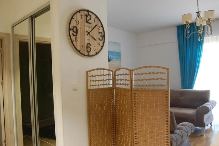 Room 7 of 18