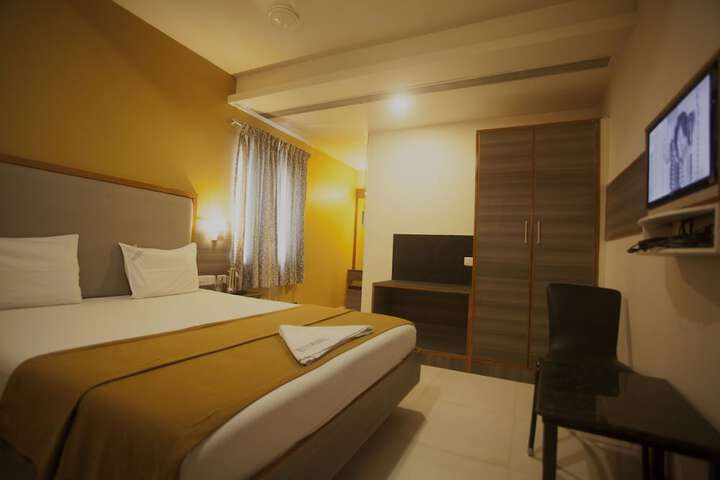 Room 5 of 18