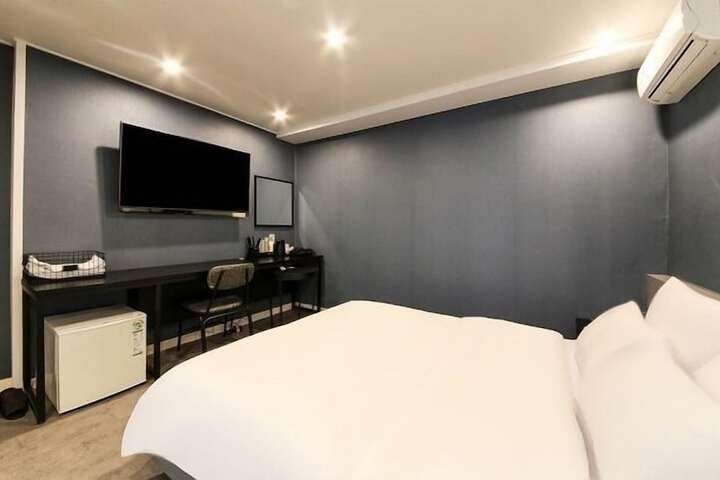 Room 7 of 27
