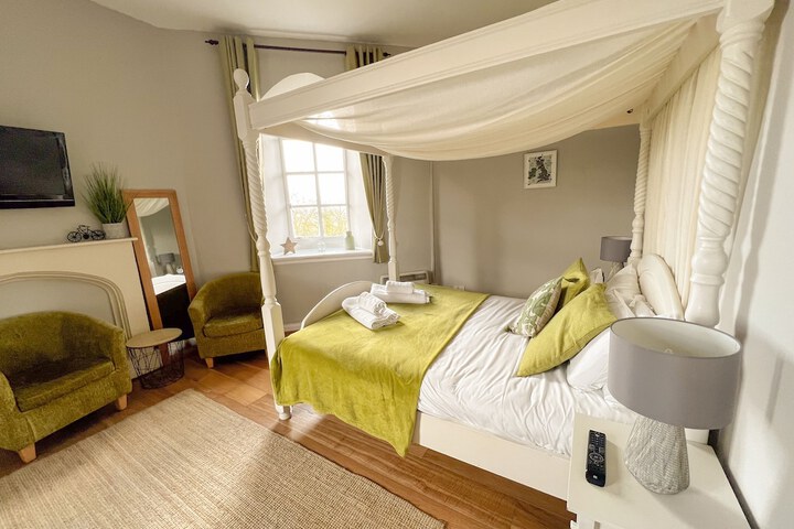 Room 6 of 33