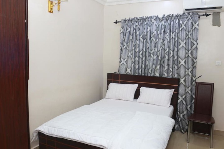 Room 4 of 68