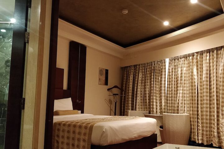Room 6 of 35