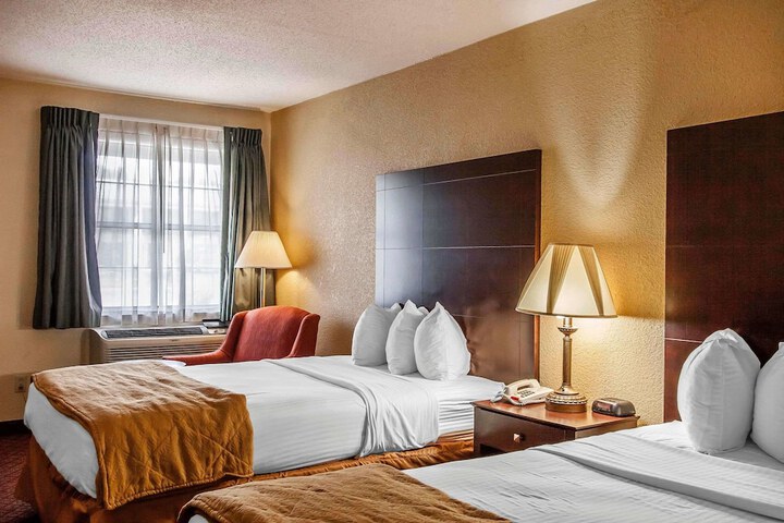 2 Double Beds (1 of 17)