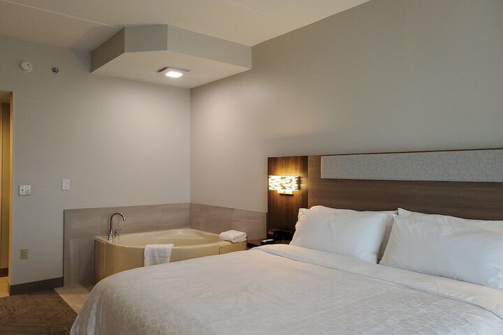 1 King Bed (5 of 24)