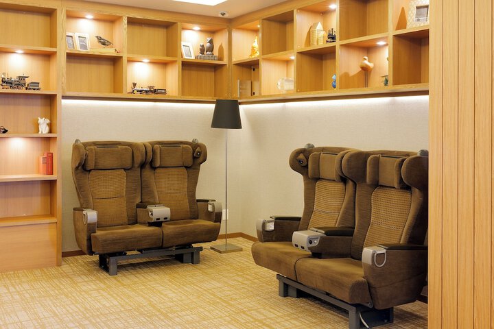 Lounge 22 of 28