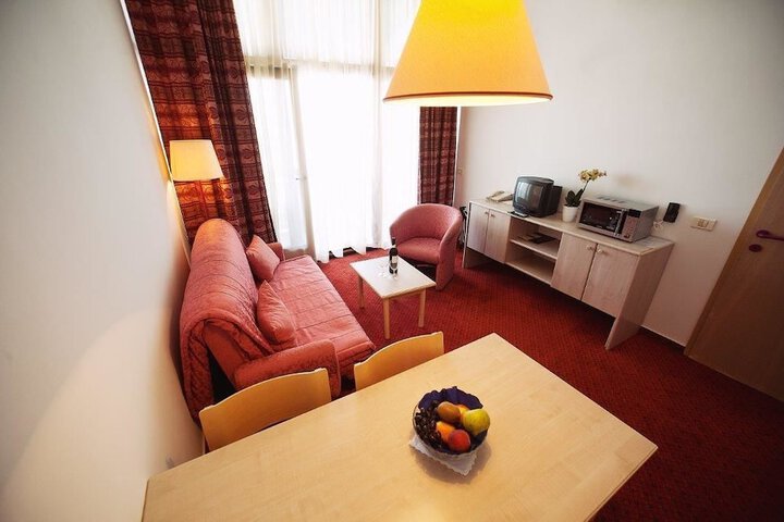 Room 6 of 35