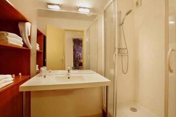 Room 28 of 46