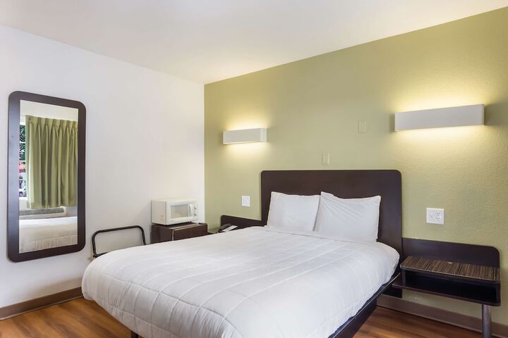 1 Queen Bed (3 of 15)