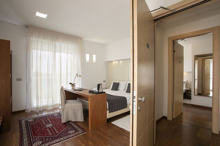 Room 6 of 68