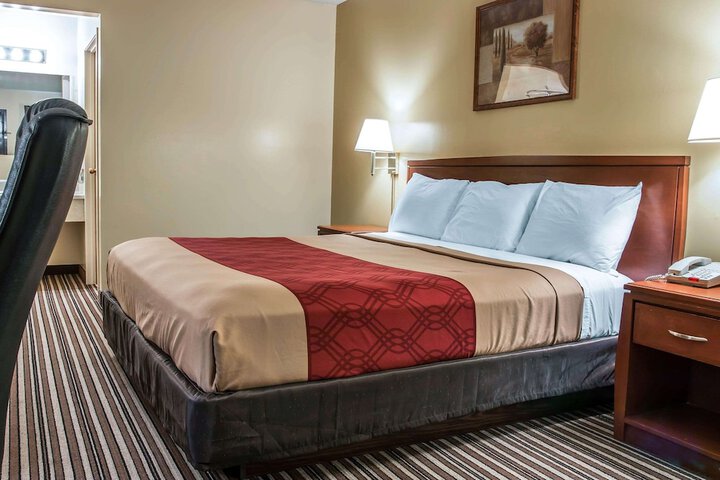 1 King Bed (3 of 5)