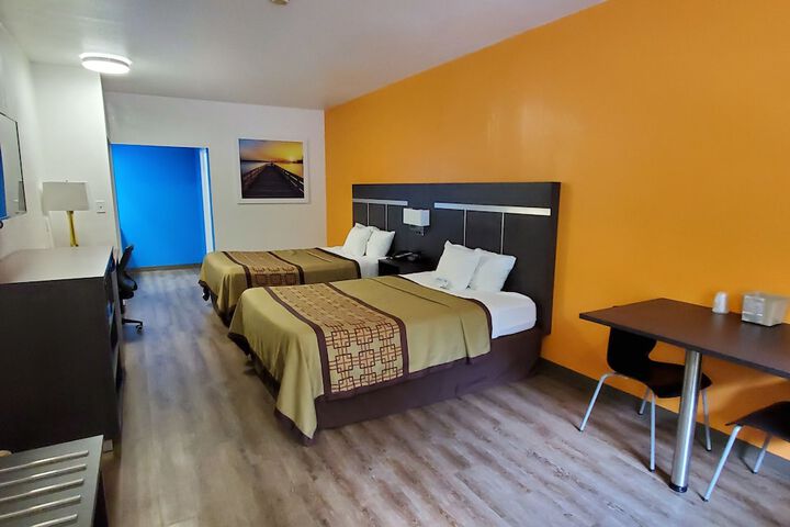 2 Queen Beds (12 of 14)